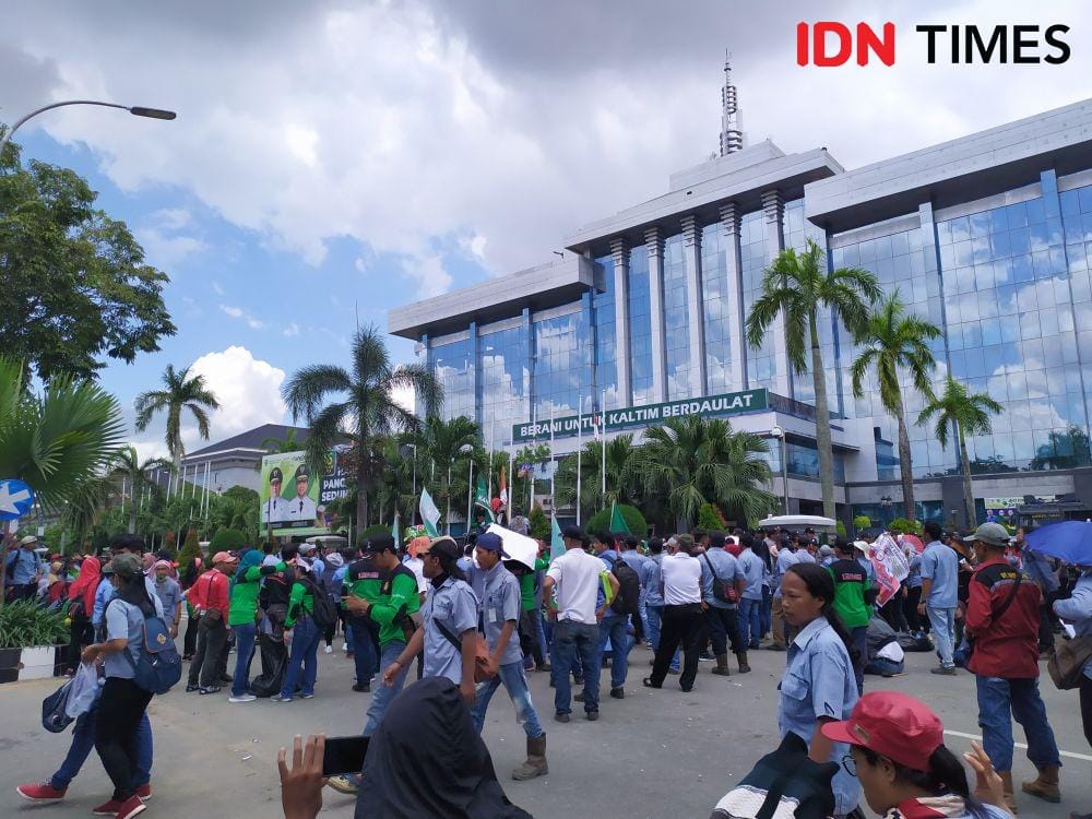 Sejumlah buruh berdemo di depan kantor gubernur Kaltim beberapa waktu lalu. Mereka menutut kejelasan upah (IDN Times/Yuda Almerio)