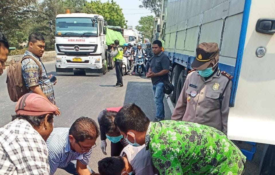 Kepolisian Polsek Jenu mengevakuasi korban dari dalam mobil truk yang dikendarai (24/10). IDN Times/Imron
