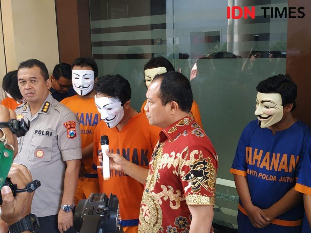 Wadirreskrimsus Polda Jatim AKBP Arman Asmara (kanan) menginterogasi salah satu pelaku order fikitf GoJek di Mapolda Jatim, Jumat (25/10). IDN Times/Fitria Madia