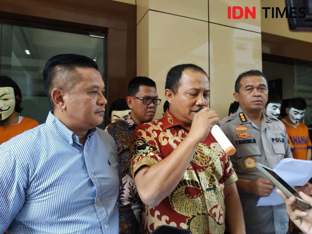 Wadirreskrimsus Polda Jatim AKBP Arman Asmara (tengah) saat konferensi pers di Mapolda Jatim, Jumat (25/10). IDN Times/Fitria Madia