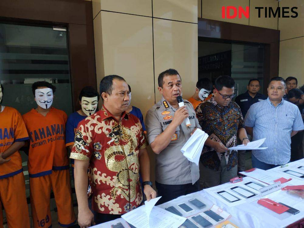 Kabid Humas Polda Jatim Kombes Pol Frans Barung Mangera (depan dua dari kiri) bersama Wadirreskrimsus Polda Jatim AKBP Arman Asmara (depan kiri) saat konferensi pers di Mapolda Jatim, Jumat (25/10). IDN Times/Fitria Madia