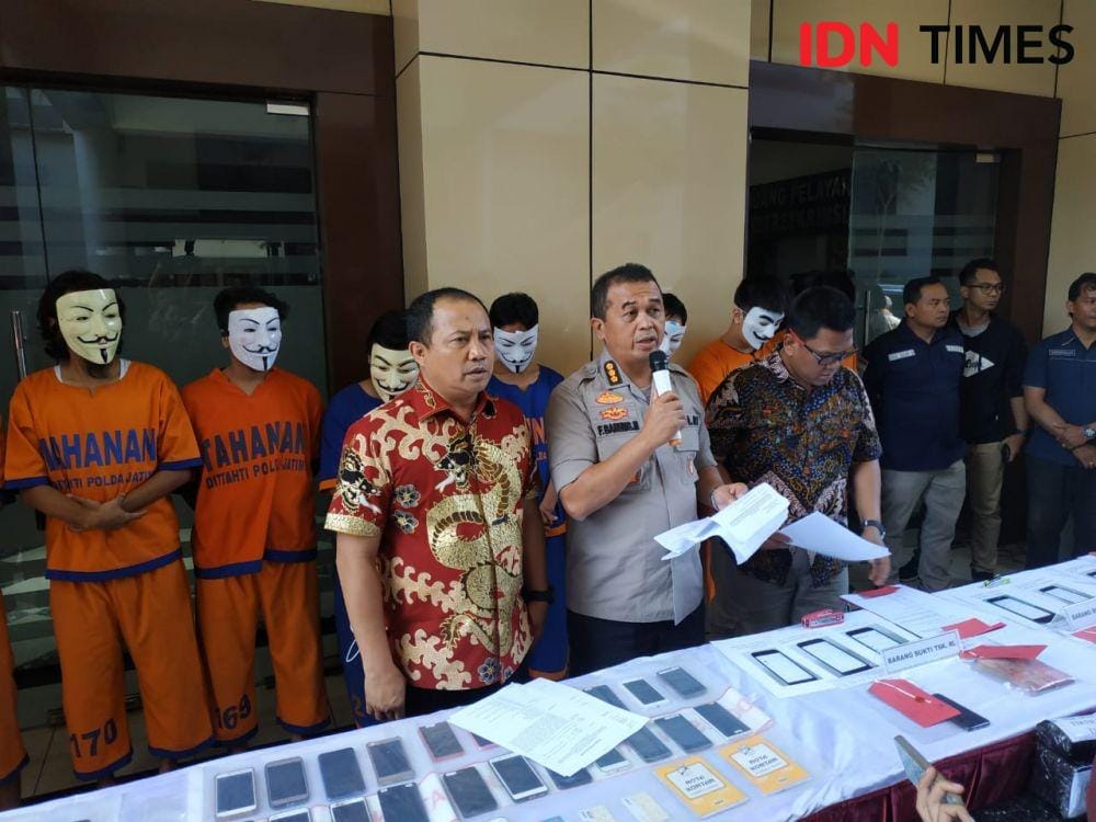 Kabid Humas Polda Jatim Kombes Pol Frans Barung Mangera bersama Wadirreskrimsus Polda Jatim AKBP Arman Asmara saat konferensi pers di Mapolda Jatim, Jumat (25/10). IDN Times/Fitria Madia