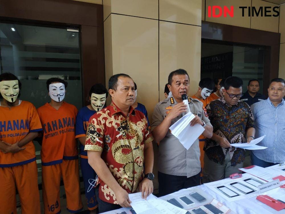 Kabid Humas Polda Jatim Kombes Pol Frans Barung Mangera bersama Wadirreskrimsus Polda Jatim AKBP Arman Asmara saat konferensi pers di Mapolda Jatim, Jumat (25/10). IDN Times/Fitria Madia