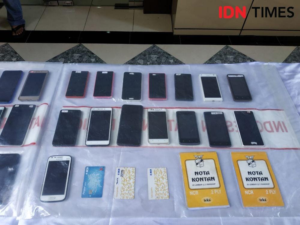 Barang bukti kasus order fiktif GoFood yang disita polisi. IDN Times/Fitria Madia