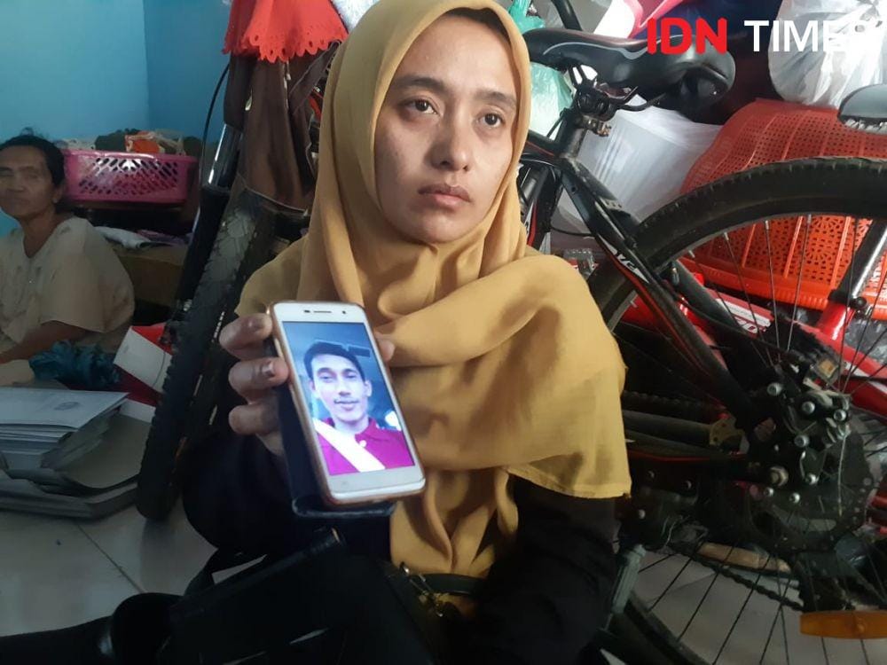 Dewi menunjukkan foto Rusdianto saat masih hidup. IDN Times/Ardiansyah Fajar