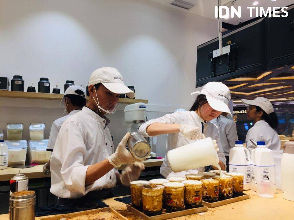 Suasana pembuatan minuman di kedai Xing Fu Tang. IDN Times/Dewi Suci