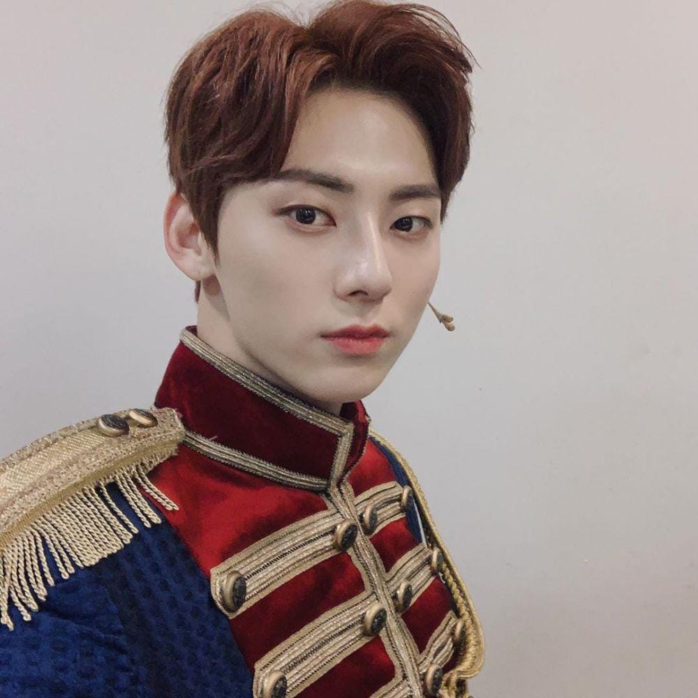 Minhyun dengan kostum pangeran