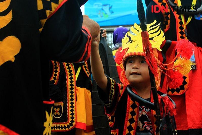 Ajarkan Anak tentang Budaya Nias pada Pembukaan Sail Nias 2019, Nias Selatan, Sumatera Utara (IDN Times/Arifin Al Alamudi)
