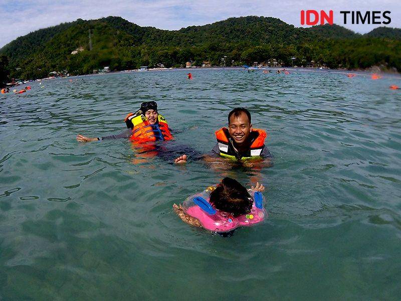 Bermain Bersama Anak di Pulau Sabang, Aceh, Mei 2019 (IDN Times/Arifin Al Alamudi)
