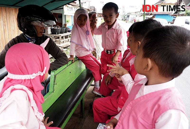 Orangtua Mengantar Anak Pergi Sekolah, September 2019 (IDN Times/Arifin Al Alamudi)