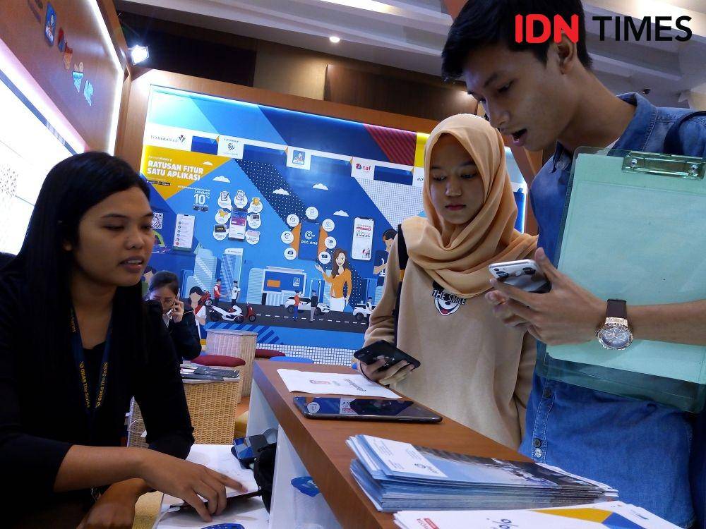 Pelayanan mudah dan cepat di Booth Astra Finansial GIIAS Medan 2019 (IDN Times/Arifin Al Alamudi)