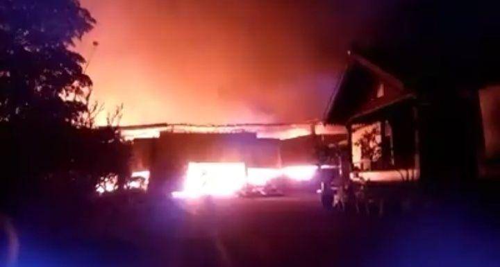 Kebakaran pabrik kayu di Lamongan, Jumat (25/10). IDN Times/Istimewa