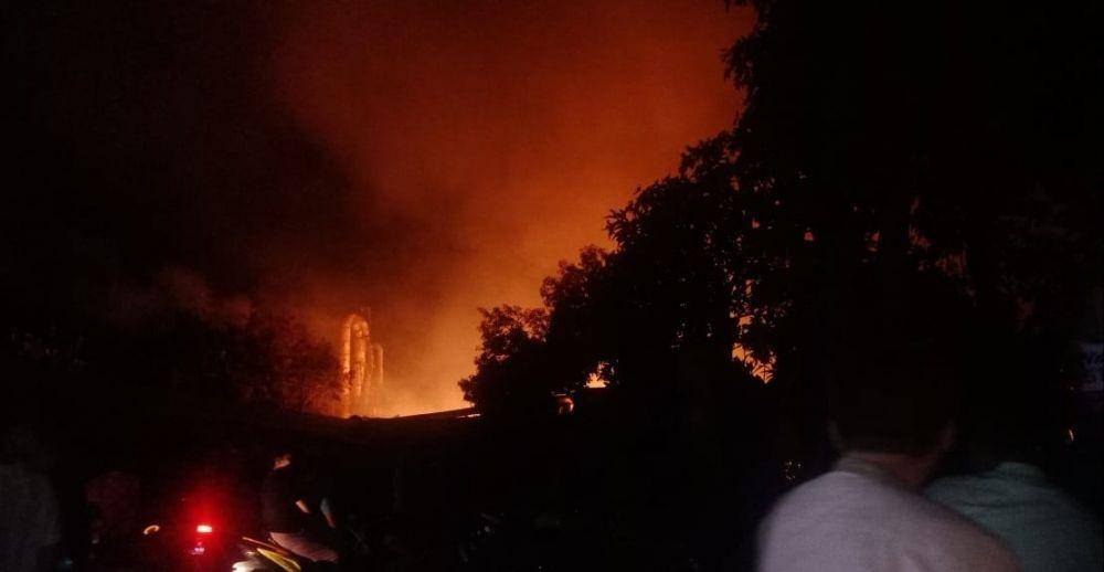 Kebakaran pabrik kayu di Lamonga, Jumat (24/10). IDN Times/Istimewa