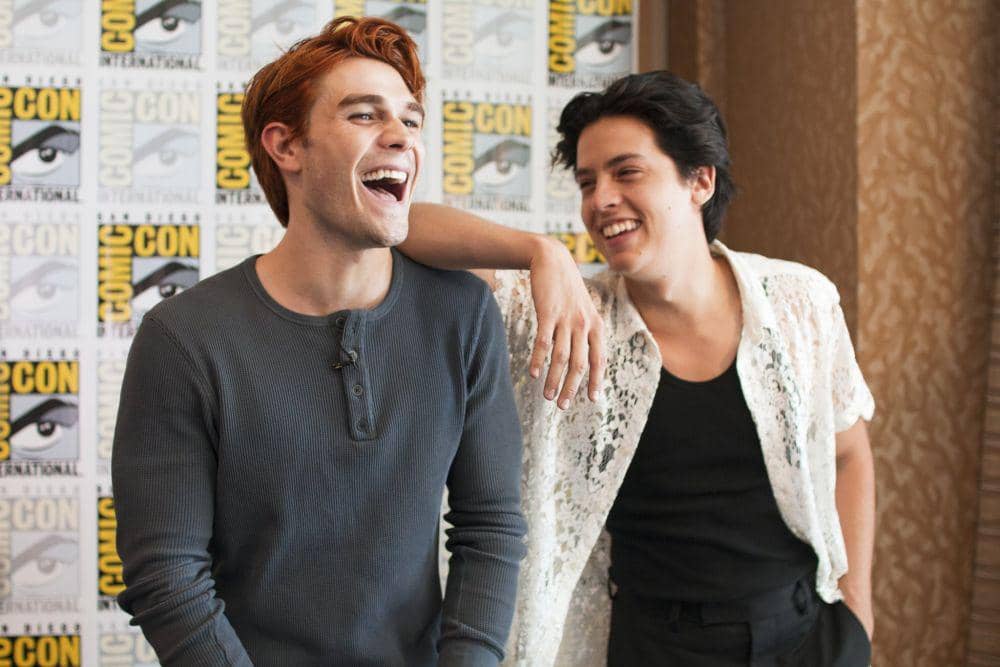 10 Potret Bromance Cole Sprouse & KJ Apa, Bak Saudara Kandung!