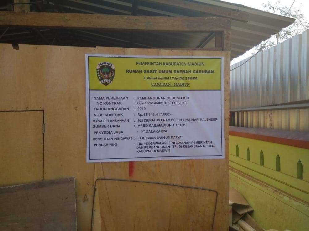 Papan nama pelaksanaan proyek pembangunan IGD RDUD Caruban, Kabupaten Madiun. IDN Times/Nofika Dian Nugroho