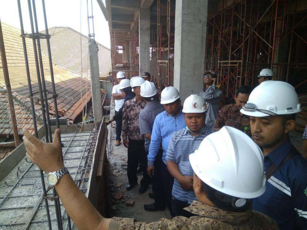 DPRD Kabupaten Madiun melakukan sidak proyek pembangunan IGD RDUD Caruban, Jumat (25/10). IDN Times/Nofika Dian Nugroho