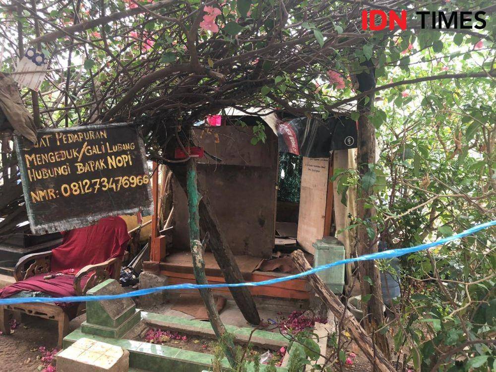 Gubuk penggali kubur milik Nopi (DPO) pengecor ASN di pemakaman Kandang Kawat Palembang(IDN Times/Rangga Erfizal)