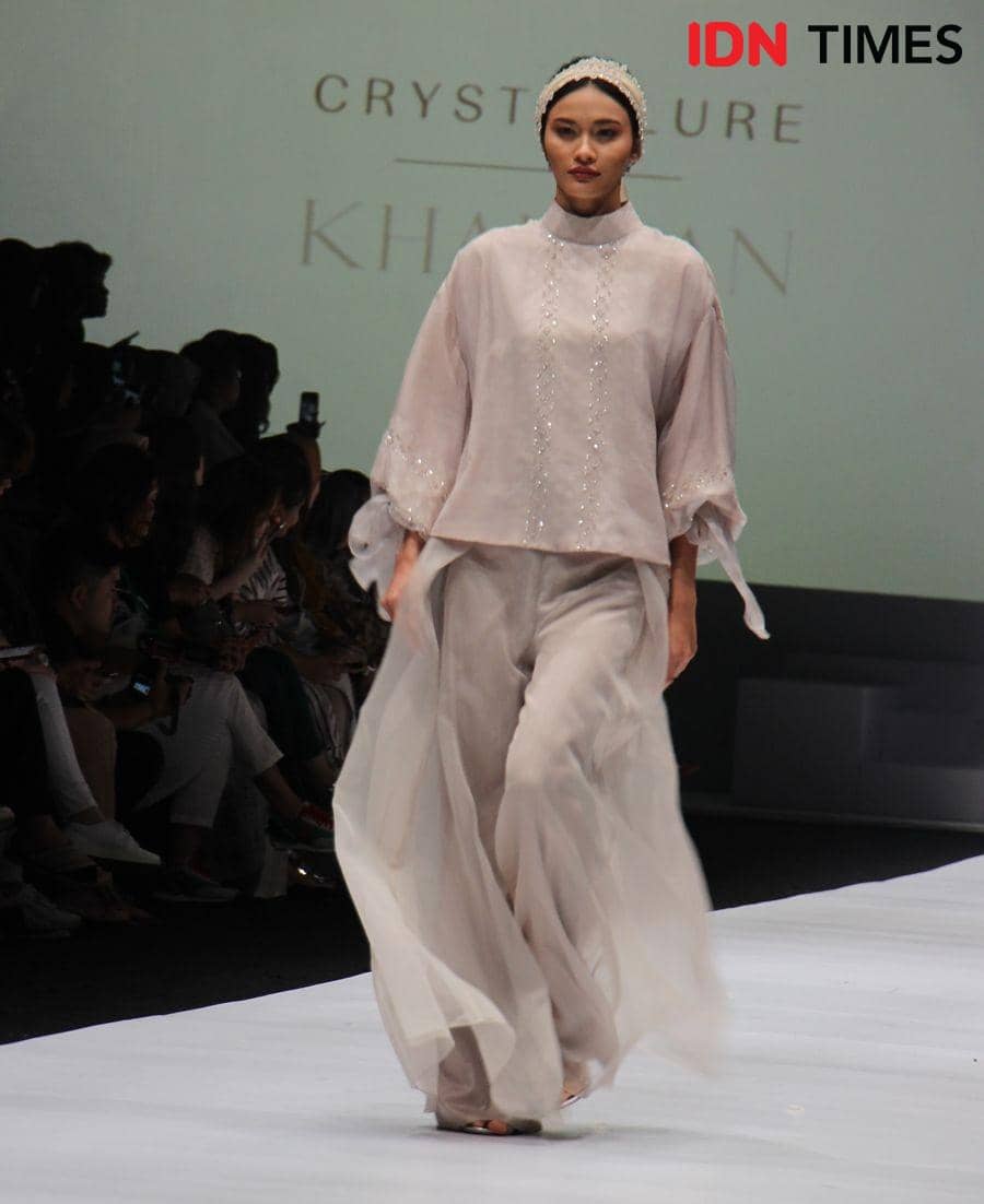 Busana SEDASA Karya Khanaan Shamlan di Panggung JFW 2020. 25 Oktober 2019. IDN Times/Febriyanti Revitasari