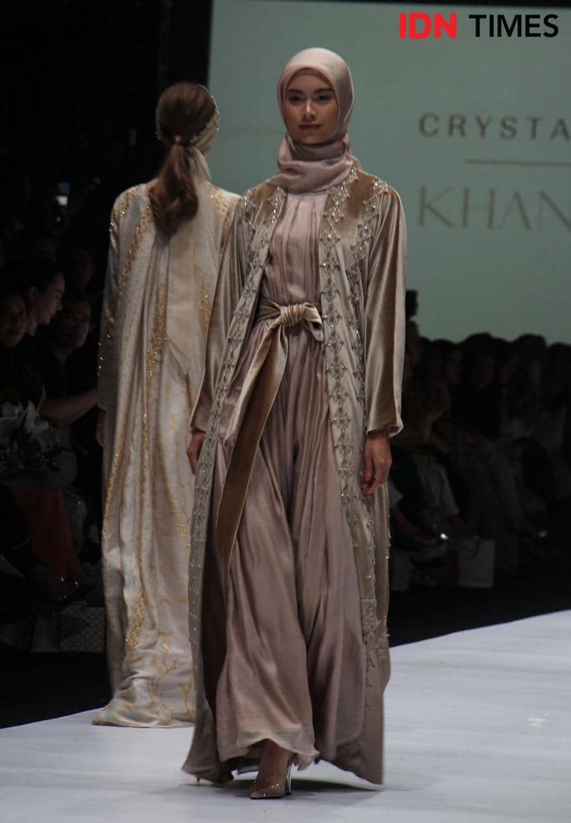 Busana SEDASA Karya Khanaan Shamlan di Panggung JFW 2020. 25 Oktober 2019. IDN Times/Febriyanti Revitasari