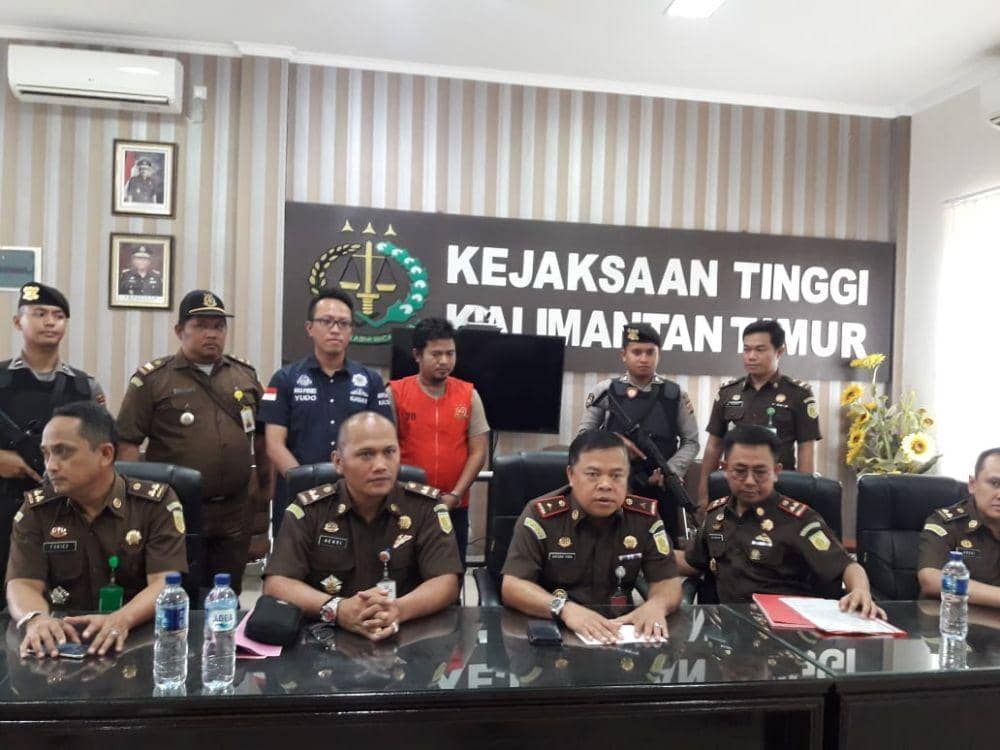 Wakil Kepala Kejati Kaltim, Sarjono Turin (ketiga dari kiri) didampingi Kajari Bontang Agus Kurniawan (kedua kiri) saat memberi keterangan pers di Kantor Kejaksaan Tinggi Kaltim di Samarinda, Kamis 24 Oktober 2019 (Dok. Kejati Kaltim/Istimewa)