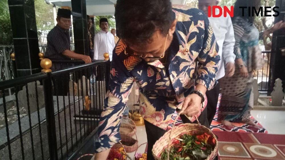 Menteri Pertanian Syahrul Yasin Limpo melakukan ziarah makam di Taman Makam Pahlawan Panaikang, Jumat (25/10)