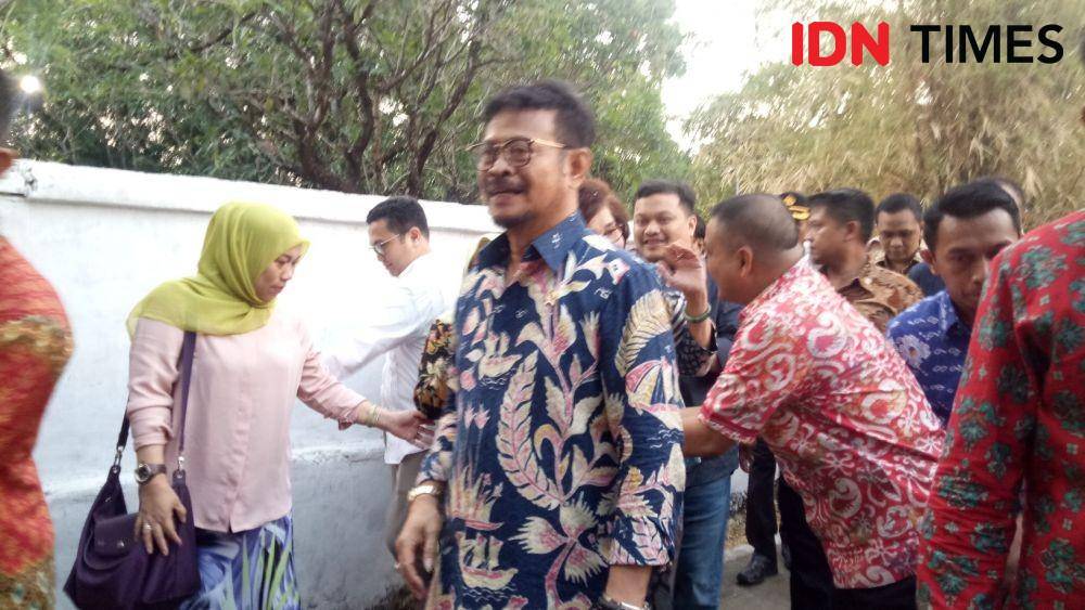 Menteri Pertanian Syahrul Yasin Limpo melakukan ziarah makam di Taman Makam Pahlawan Panaikang Makassar, Jumat (25/10)