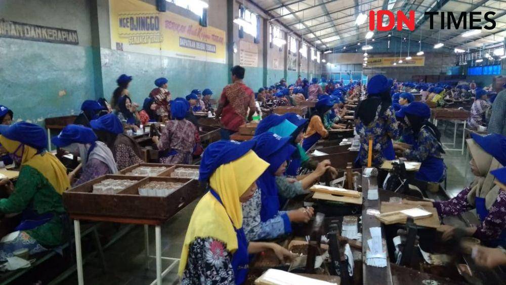 (Para buruh pabrlik rokok yang ada di Kudus) IDN Times/Aji