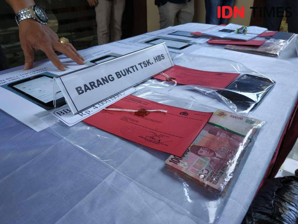 Barang bukti paket fiktif di marketplace yang dipamerkan polisi saat konferensi pers di Mapolda Jatim, Jumat (25/10). IDN Times/Fitria Madia