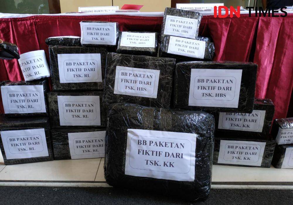 Barang bukti paket fiktif di marketplace yang dipamerkan polisi saat konferensi pers di Mapolda Jatim, Jumat (25/10). IDN Times/Fitria Madia