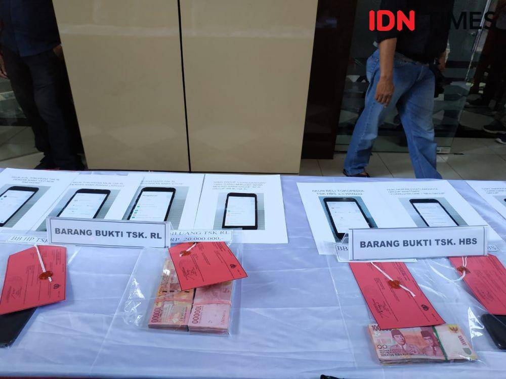 Barang bukti penipuan di marketplace yang disita polisi. IDN Times/Fitria Madia.