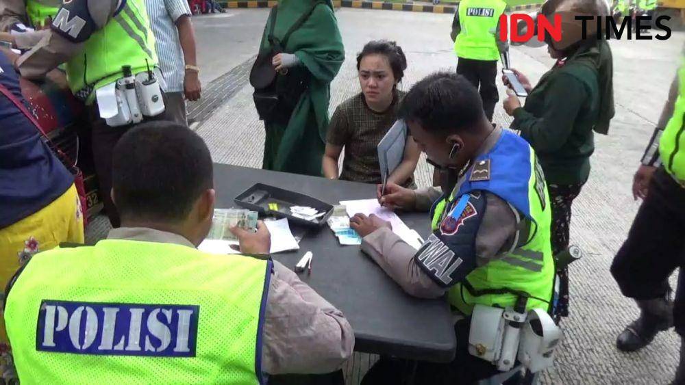 Para pelanggar lalin menjalani pemeriksaan oleh petugas Operasi Zebra Mahakam 2019.