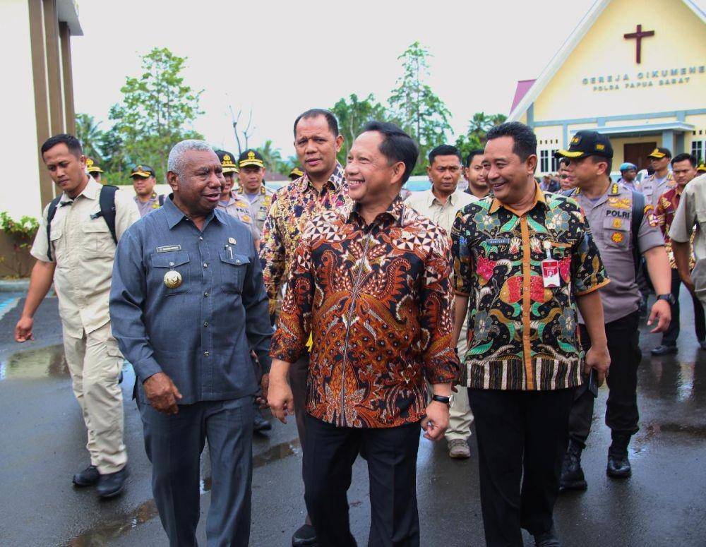 Mendagri Tito Karnavian saat berkunjung ke Papua Barat, Minggu (27/10). (Puspen Kemendagri)