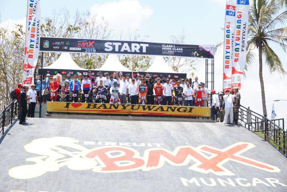 Peserta balap sepeda BMX bersama Ketua Umum Komite Olimpiade Indonesia, Raja Sapta Oktohari, Bupati Banyuwangi Abdullah Azwar Anas dan perwakilan Federasi Balap Sepeda Dunia (UCI) di garis start sirkuit internasional BMX, Muncar Banyuwangi, Sabtu (26/10). IDN Times/Mohamad Ulil Albab