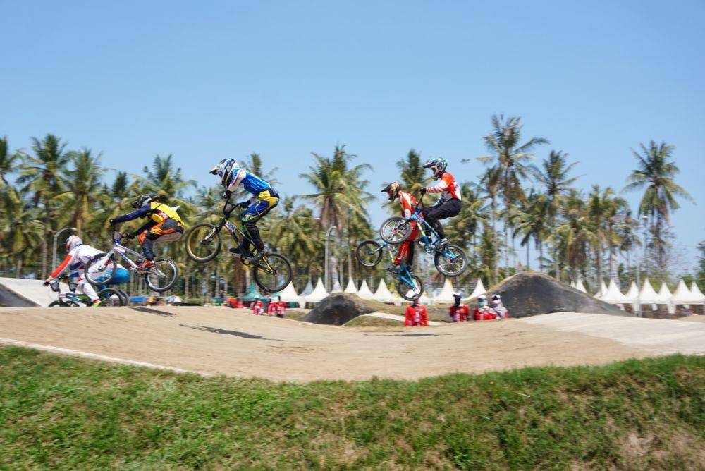Pebalap kategori men elite sedang berlaga di Sirkuit internasional BMX Muncar Banyuwangi, Sabtu (26/10). IDN Times/Mohamad Ulil Albab