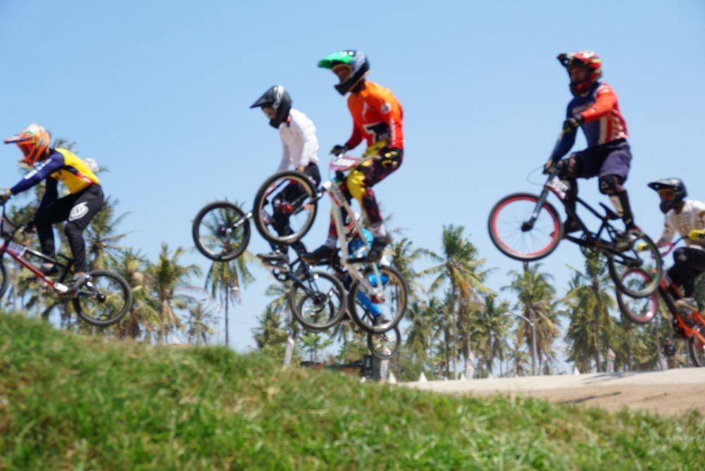 Pebalap kategori men elite sedang berlaga di Sirkuit internasional BMX Muncar Banyuwangi, Sabtu (26/10). IDN Times/Mohamad Ulil Albab