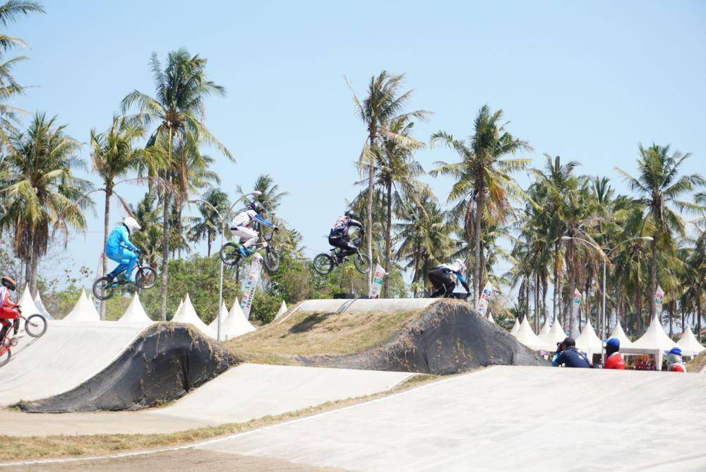Pebalap kategori men elite sedang berlaga di Sirkuit internasional BMX Muncar Banyuwangi, Sabtu (26/10). IDN Times/Mohamad Ulil Albab