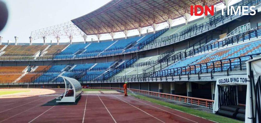 Perawatan bagian dalam Stadion Gelora Bung Tomo, Jumat (25/10). IDN Times/ Idfy Fuadi