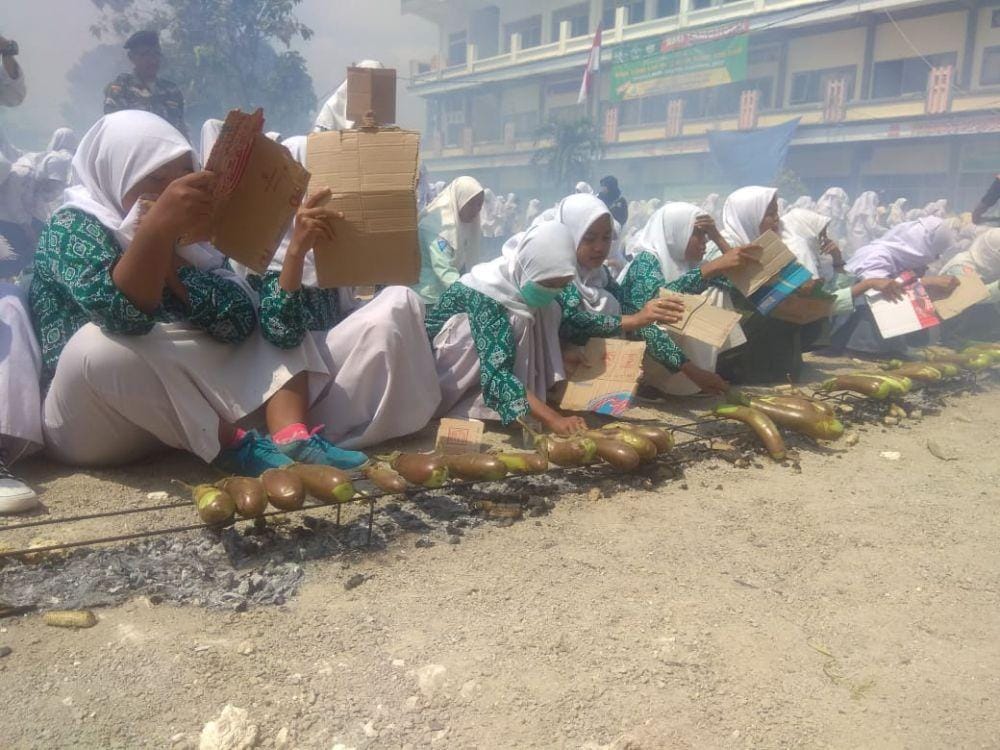 Ribuan santri di Lamongan catatkan rekor Muri bakar terong sebanyak 4.444 buah. IDN Times/Imron