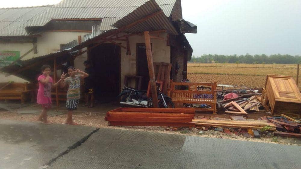 Rumah warga Bojonegoro rusak parah diterjang angin kencang. IDN Times/Istimewa
