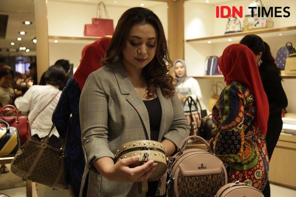 Dian Rachmawati, Area Manager Bonia Surabaya, menjelaskan tentang koleksi Bonia. 25 Oktober 2019. IDN Times/Rully Bunga