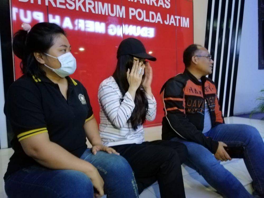 PA (tengah) memberikan keterangan kepada wartawan usai diperiksa Ditreskrimum Polda Jatim, Minggu dini hari (27/10). IDN Times/Istimewa