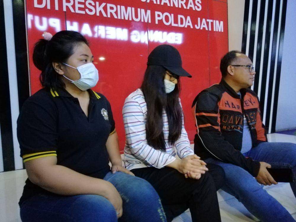 PA (tengah) memberikan keterangan kepada wartawan usai diperiksa Ditreskrimum Polda Jatim, Minggu dini hari (27/10). IDN Times/Istimewa
