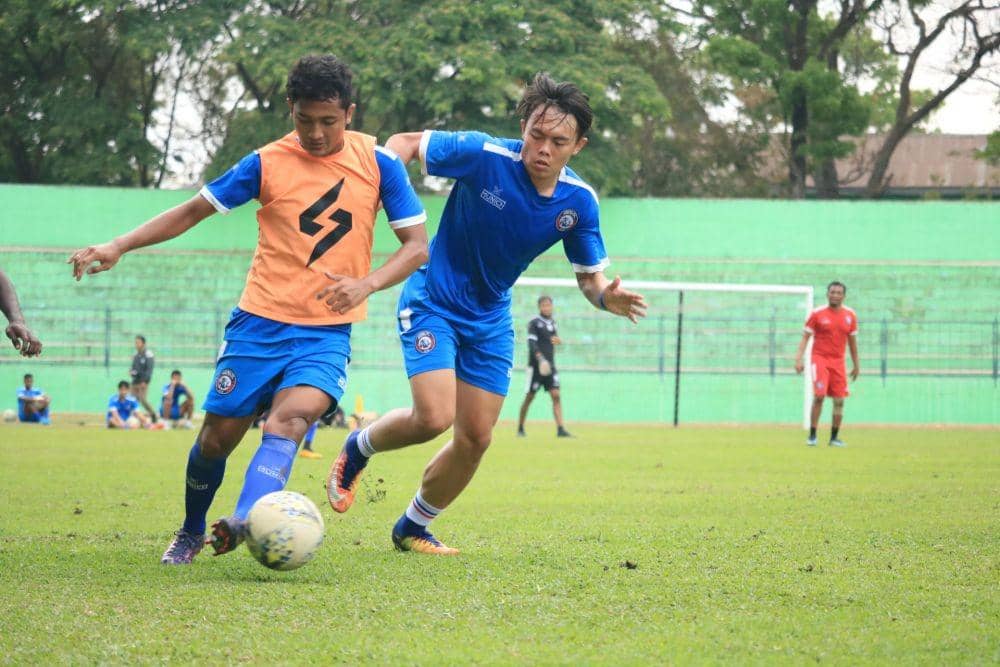 Pemain sayap Arema FC, Nasir (kiri) berebut bola dengan gelandang muda Arema FC, Vikrian Akbar. Keduanya memiliki peluang bermain saat lawan Semen Padang, Senin (28/10/2019) menyusul badai cedera yang dialami Arema FC. IDN Times/ Alfi Ramadana