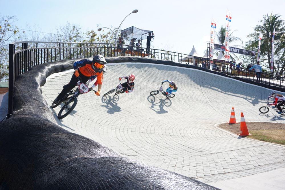 Carol berada di barisan depan saat di tikungan kedua di Sirkuit BMX Muncar Banyuwangi, Minggu (27/10). IDN Times/Mohamad Ulil Albab