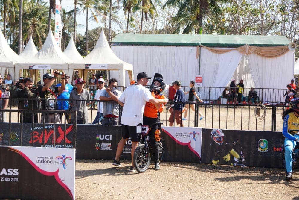 Carol tampak disambut kawannya dengan bahagia usai berhasil menjadi juara pertama di level hors class Banyuwangi BMX Internasional, Minggu (27/10). IDN Times/Mohamad Ulil Albab