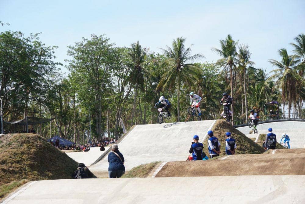 Pertandingan men elite dalam final kompetisi Banyuwangi BMX Internasional, Minggu (27/10). IDN Times/Mohamad Ulil Albab