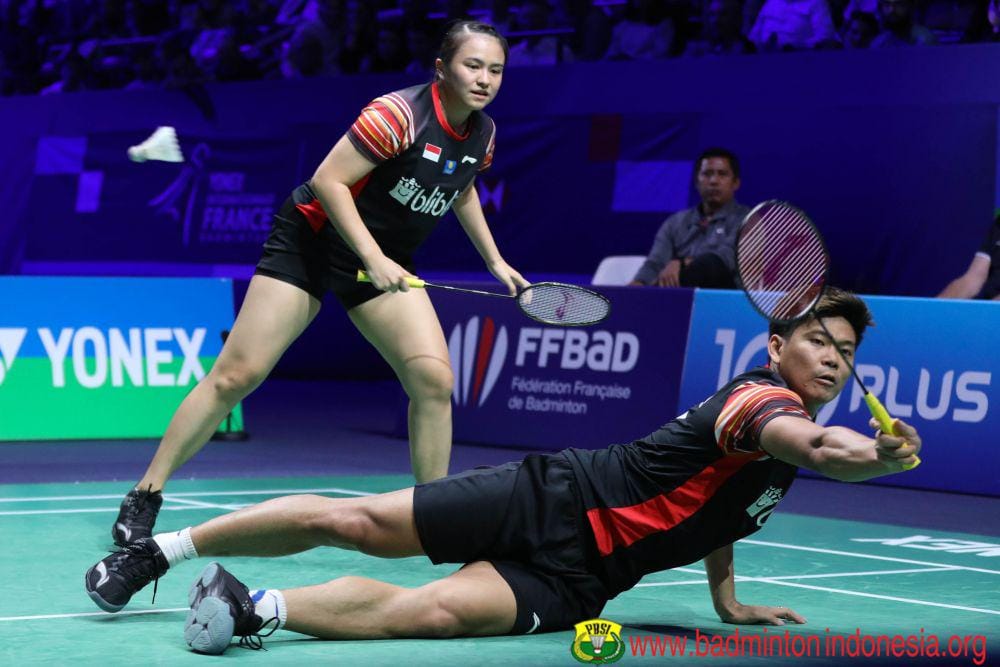 Praveen jatuh bangun mengambalikan cock untuk meraih poin.