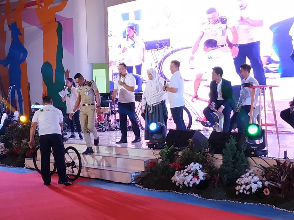 ridwan kamil bagi-bagi sepeda