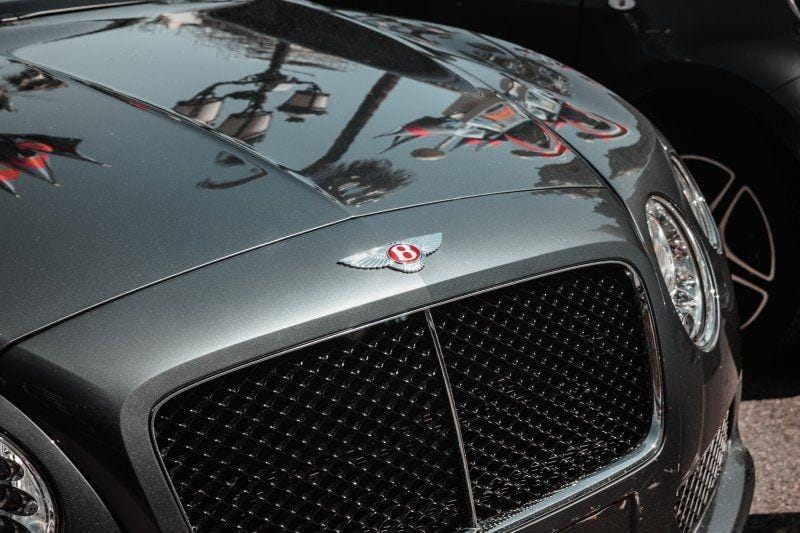 Ilustrasi mobil Bentley. unsplash.com/Jannis Lucas