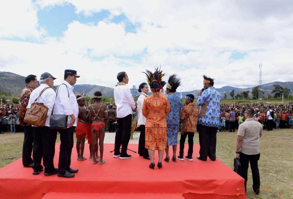 (Presiden Jokowi mengunjungi masyarakat di Pegunungan Arfak, Papua) Dok. Biro Pers Kepresidenan RI